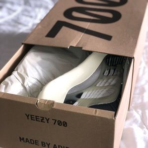 🔥ADIDAS YZY 700 v3🔥 MENS SIZE 11🔥NWT🔥